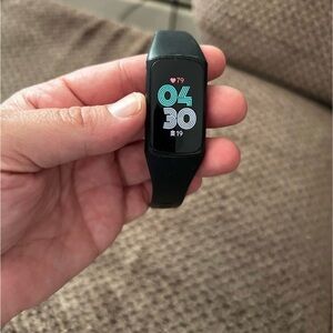 Fitbit Charge 6 Black Fitness Tracker with Vibrant Display